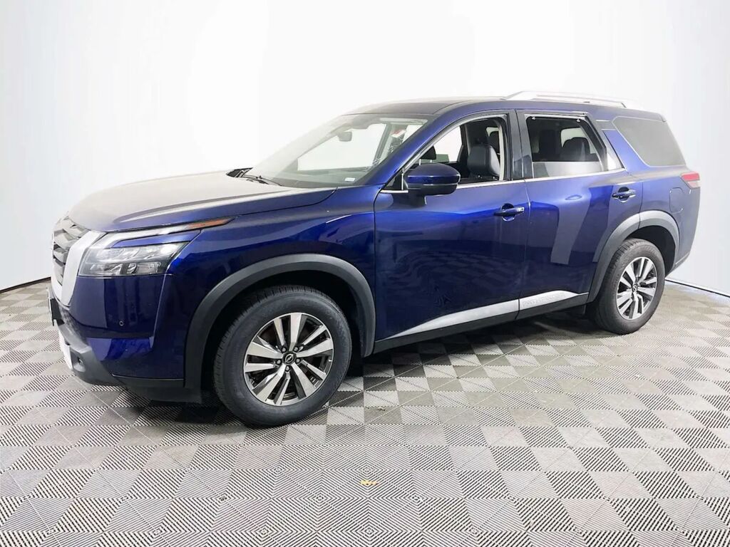 2025 Nissan Pathfinder SL — photo 1 of 13