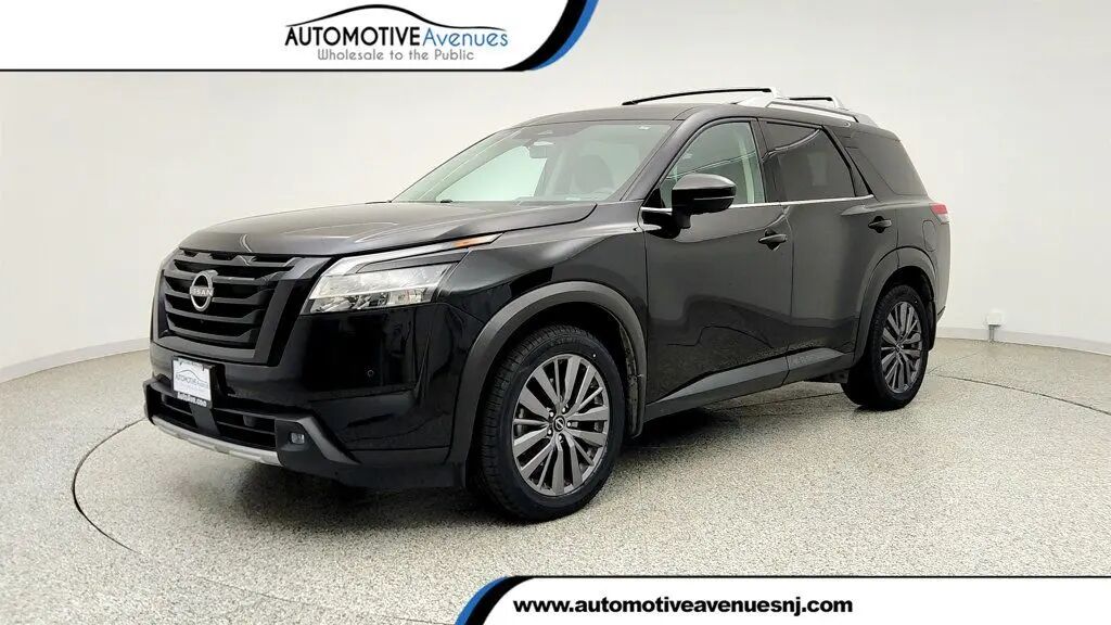 2023 Nissan Pathfinder SL — photo 1 of 13