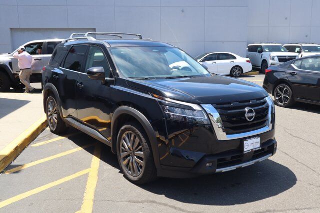 2023 Nissan Pathfinder SL — photo 1 of 13
