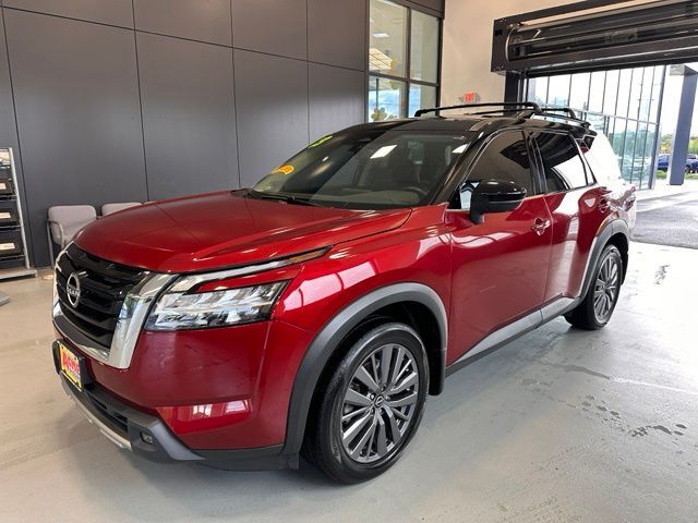 2023 Nissan Pathfinder SL — photo 1 of 13