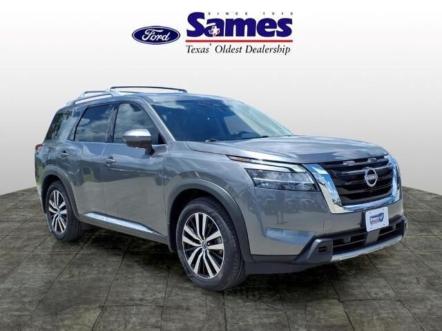 2024 Nissan Pathfinder Platinum — photo 1 of 13