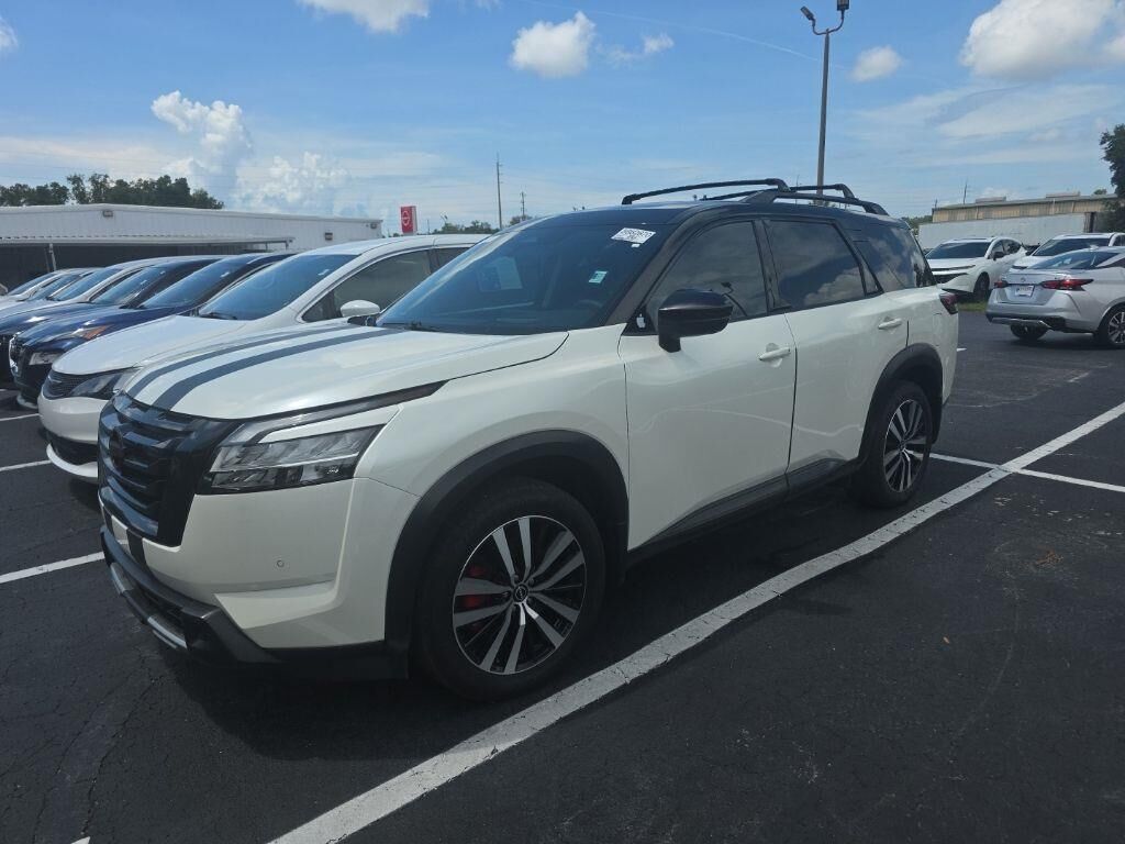 2023 Nissan Pathfinder Platinum — photo 1 of 13