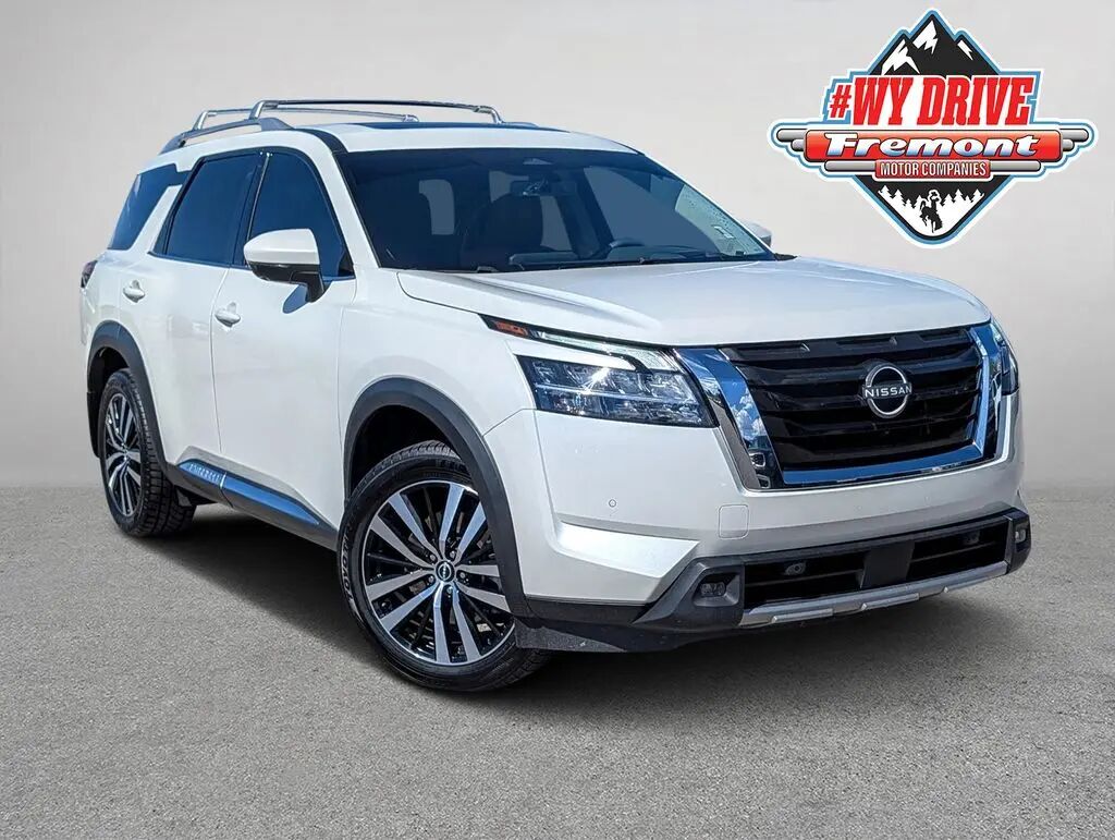 2024 Nissan Pathfinder Platinum — photo 1 of 13