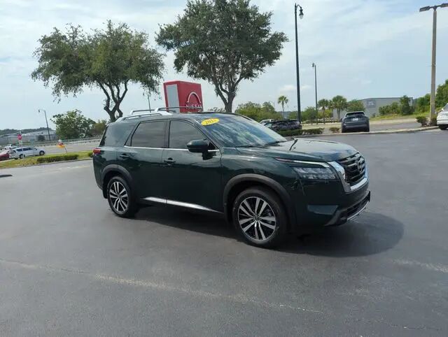 2025 Nissan Pathfinder Platinum — photo 1 of 10