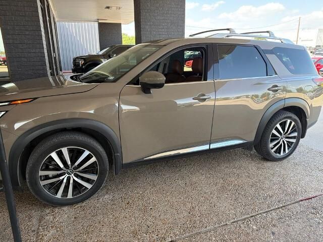 2023 Nissan Pathfinder Platinum — photo 1 of 26