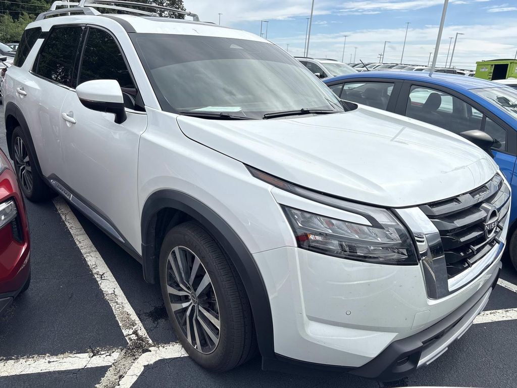 2025 Nissan Pathfinder — photo 1 of 13