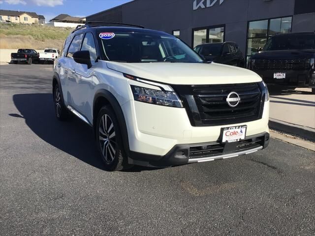 2023 Nissan Pathfinder Platinum — photo 1 of 13