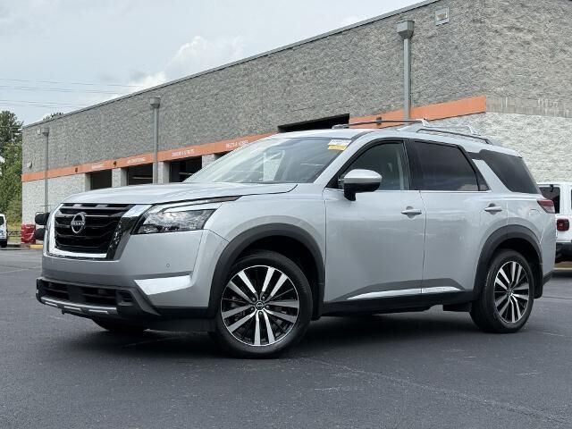 2025 Nissan Pathfinder Platinum — photo 1 of 13