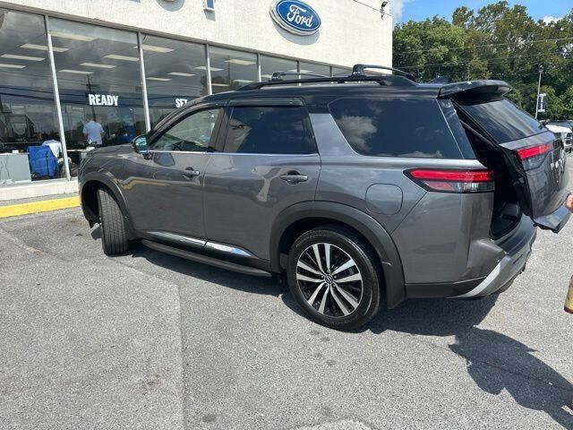 2025 Nissan Pathfinder Platinum — photo 1 of 4