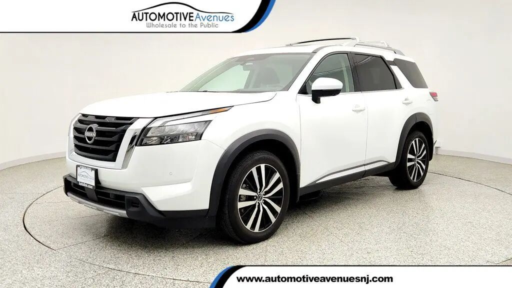 2025 Nissan Pathfinder Platinum — photo 1 of 13