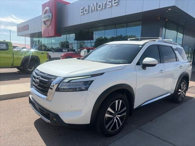 2023 Nissan Pathfinder Platinum — photo 1 of 27