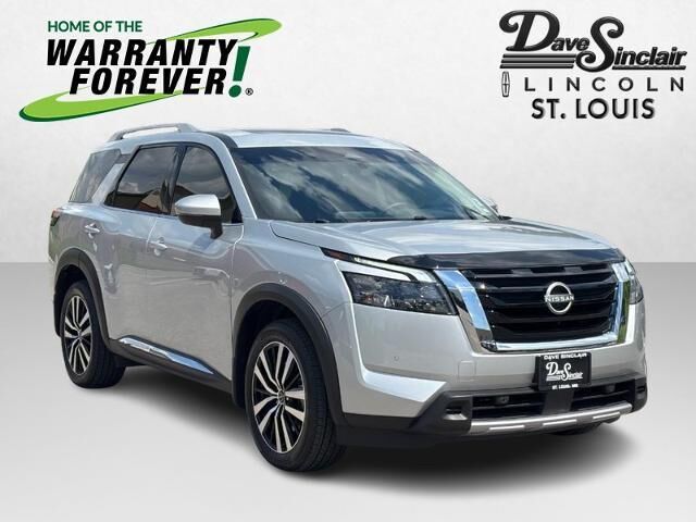2025 Nissan Pathfinder Platinum — photo 1 of 13