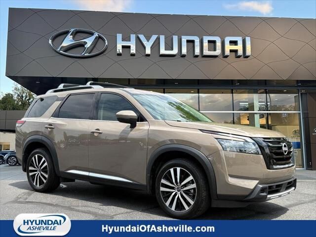 2025 Nissan Pathfinder Platinum — photo 1 of 13