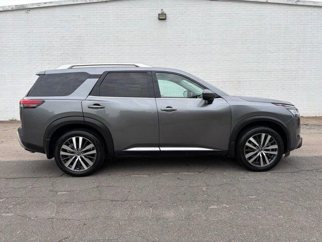 2022 Nissan Pathfinder Platinum — photo 1 of 26
