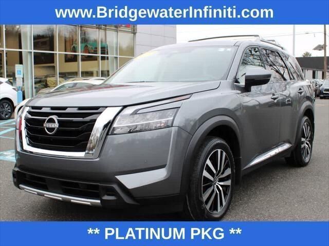 2023 Nissan Pathfinder Platinum — photo 1 of 1