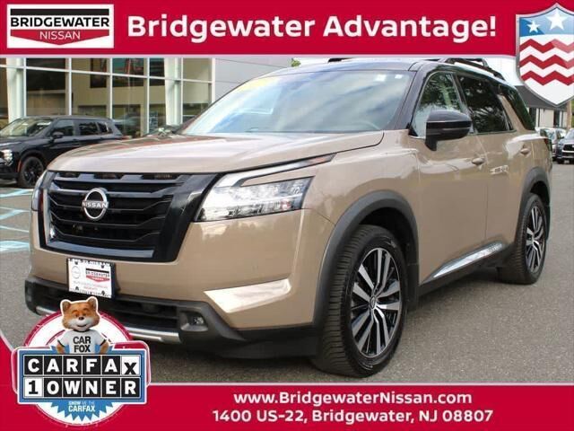 2023 Nissan Pathfinder Platinum — photo 1 of 32