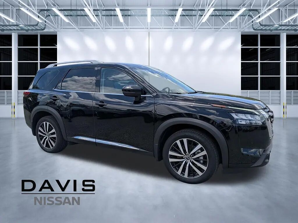2025 Nissan Pathfinder Platinum — photo 1 of 25
