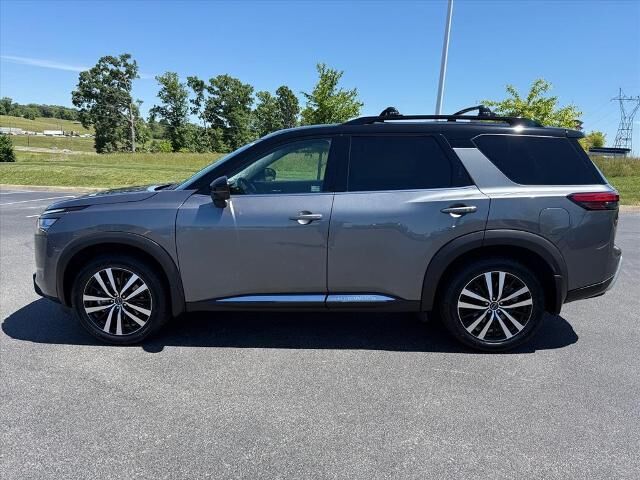 2024 Nissan Pathfinder Platinum — photo 1 of 13