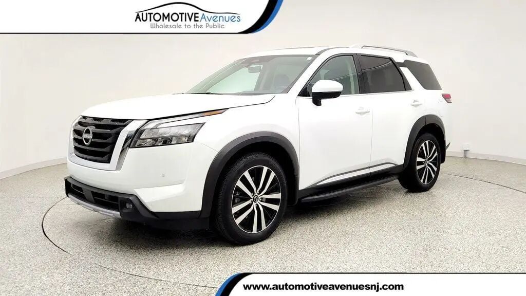 2025 Nissan Pathfinder Platinum — photo 1 of 13