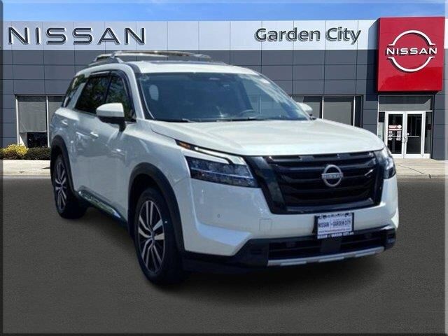 2024 Nissan Pathfinder Platinum — photo 1 of 13