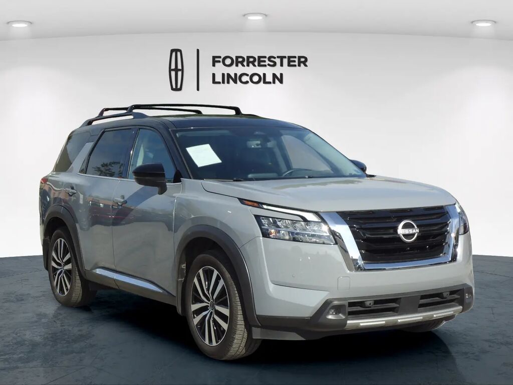 2023 Nissan Pathfinder Platinum — photo 1 of 13