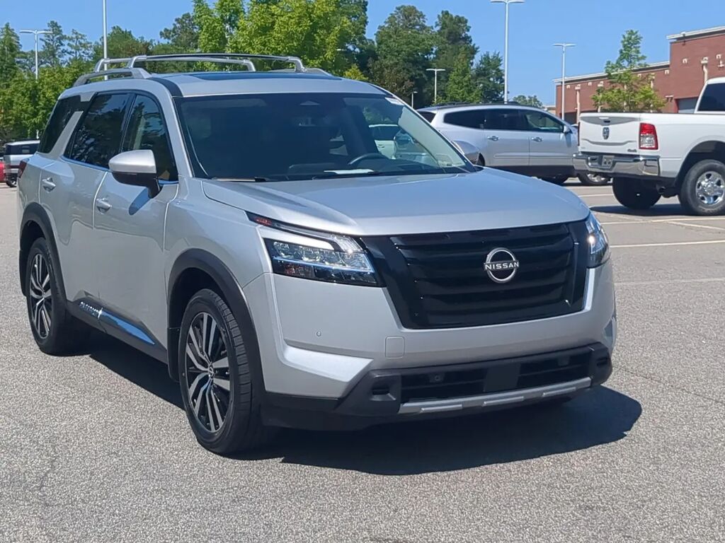 2024 Nissan Pathfinder Platinum — photo 1 of 13