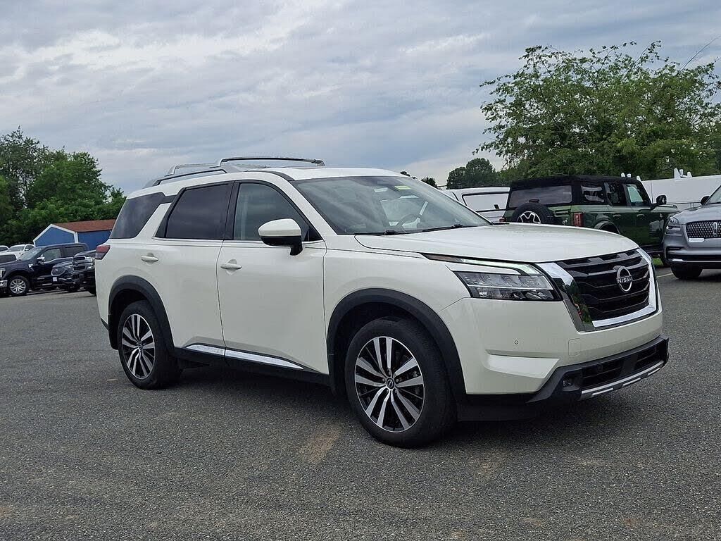 2024 Nissan Pathfinder Platinum — photo 1 of 14