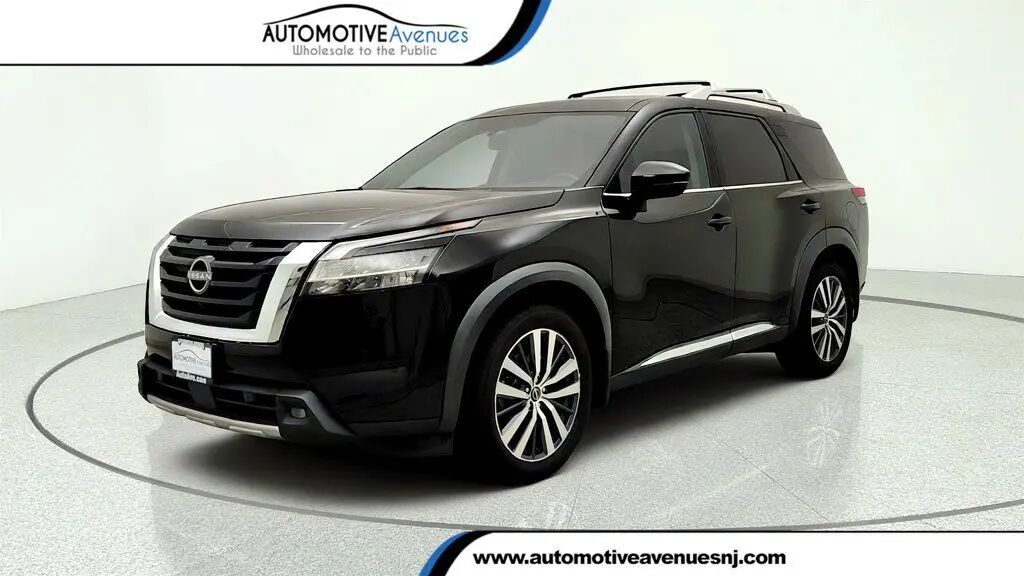 2022 Nissan Pathfinder Platinum — photo 1 of 1