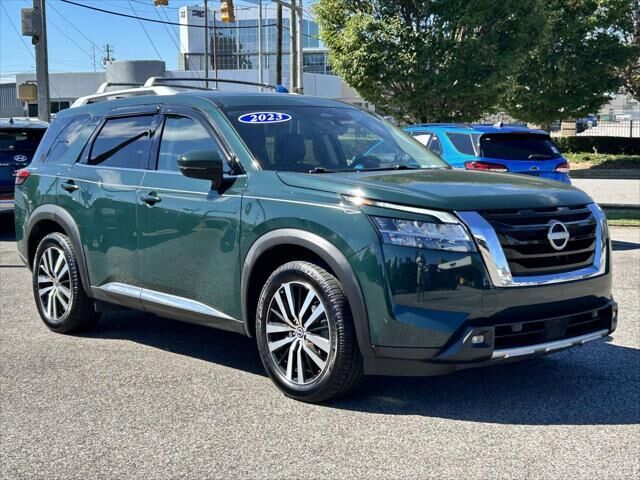 2023 Nissan Pathfinder Platinum — photo 1 of 13
