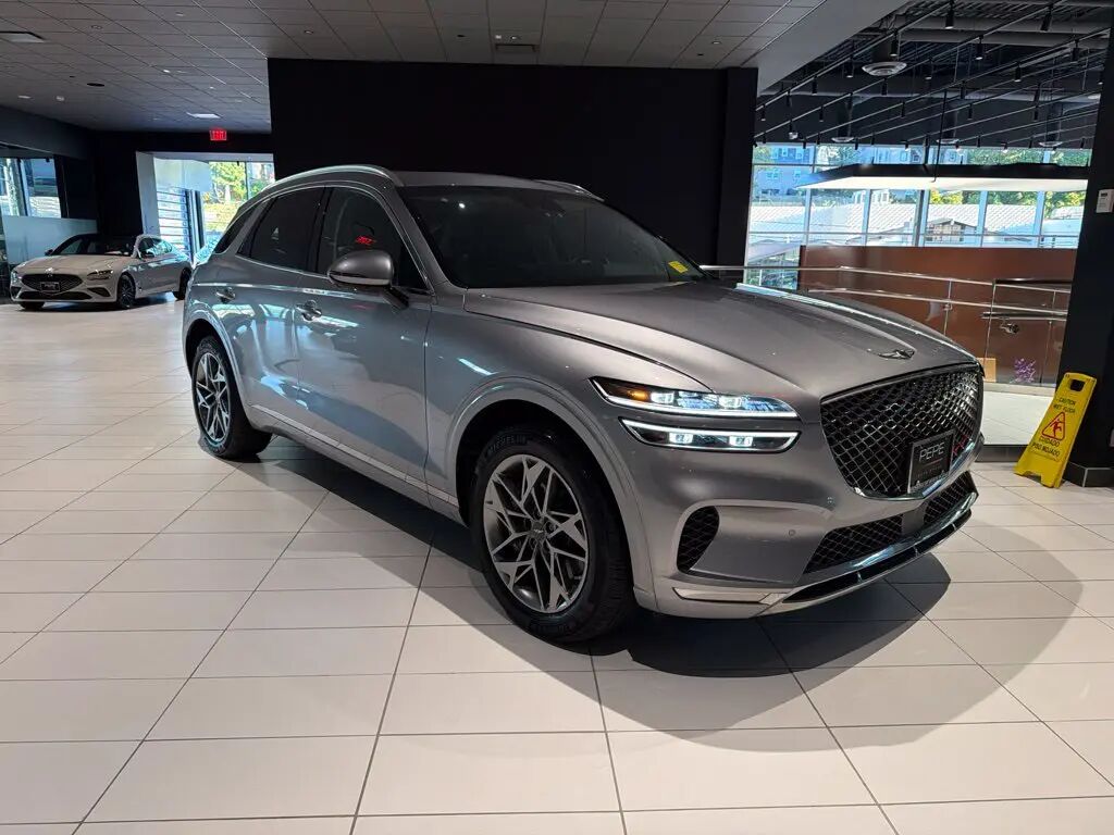 2024 Genesis GV70 2.5T Standard — photo 1 of 4
