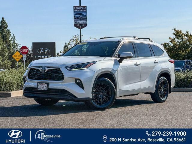2022 Toyota Highlander Hybrid Bronze Edition