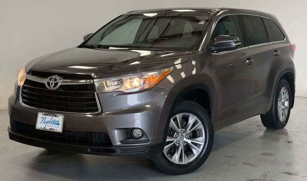 2015 Toyota Highlander LE — photo 1 of 13