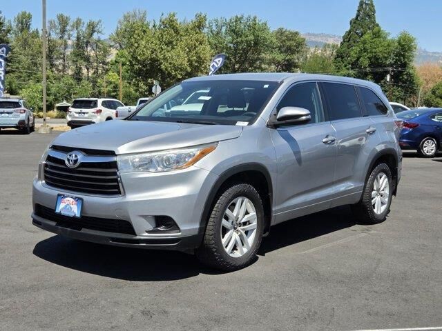 2016 Toyota Highlander LE — photo 1 of 13
