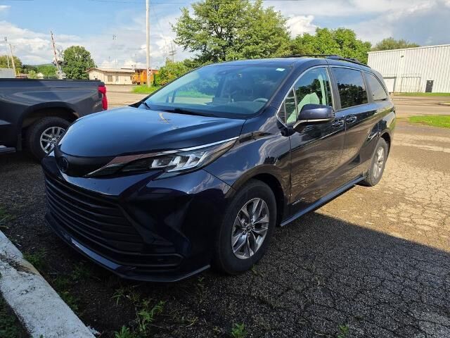 2021 Toyota Sienna LE 8-Passenger