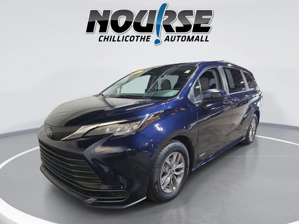 2021 Toyota Sienna LE 8-Passenger — photo 1 of 1