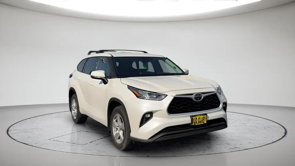 2020 Toyota Highlander LE — photo 1 of 13