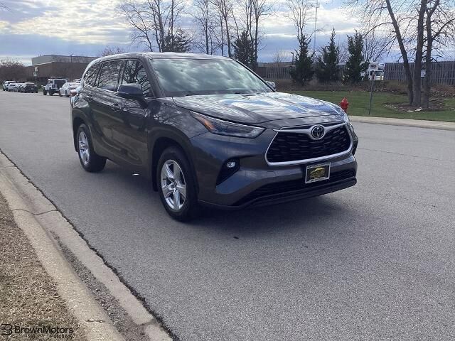 2021 Toyota Highlander LE — photo 1 of 39