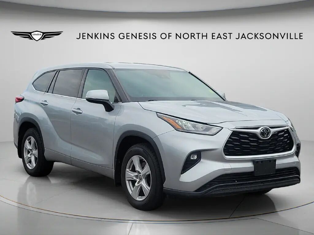 2020 Toyota Highlander LE — photo 1 of 13
