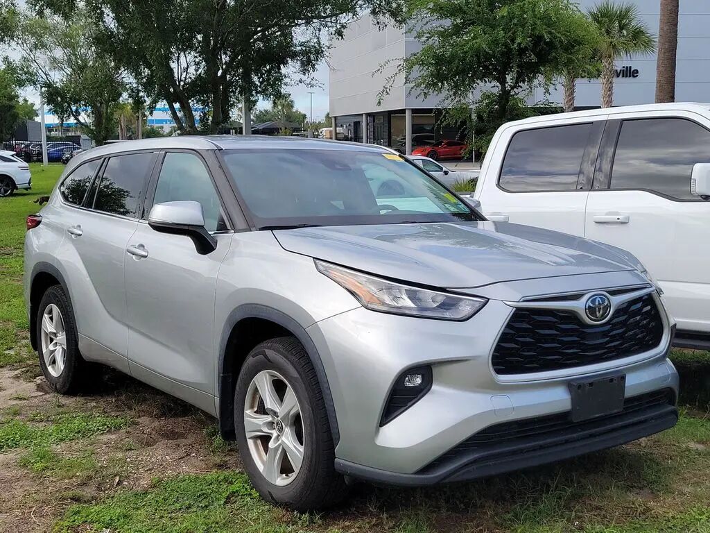 2020 Toyota Highlander LE — photo 1 of 14
