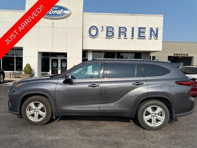 2022 Toyota Highlander LE — photo 1 of 39