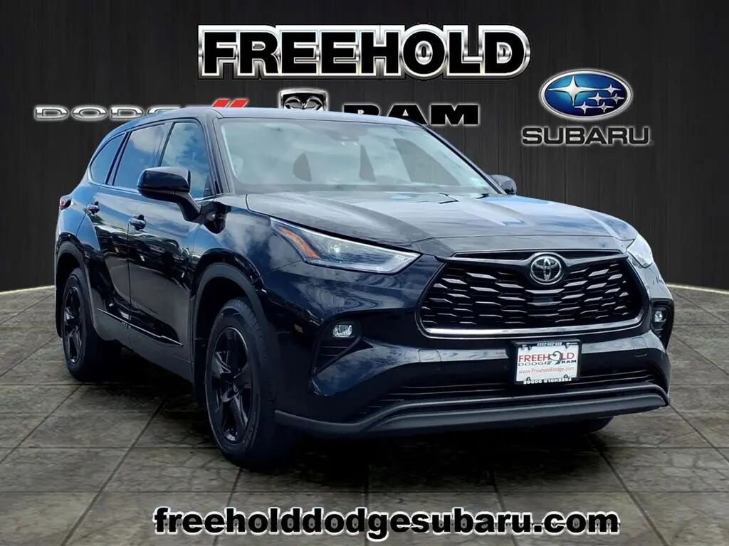 2021 Toyota Highlander LE — photo 1 of 13