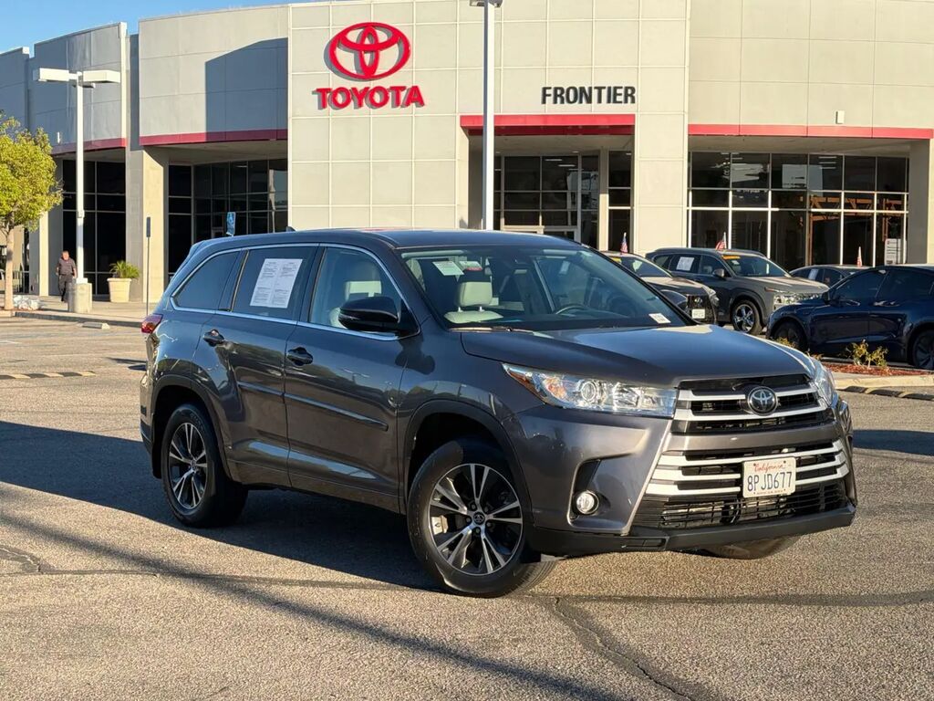 2018 Toyota Highlander LE — photo 1 of 13