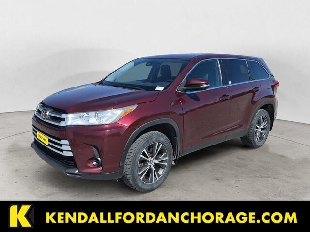 2019 Toyota Highlander LE — photo 1 of 13