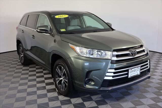 2017 Toyota Highlander LE — photo 1 of 13