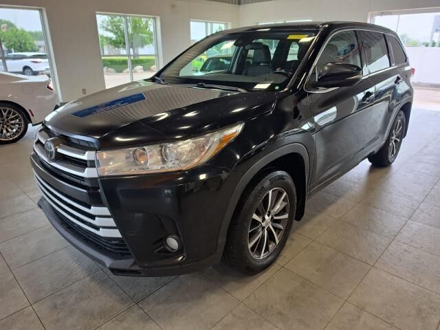 2018 Toyota Highlander LE — photo 1 of 13
