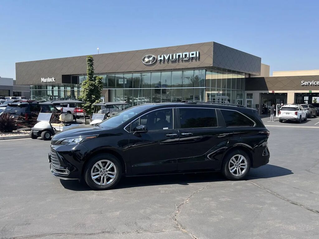 2023 Toyota Sienna Woodland Edition — photo 1 of 13