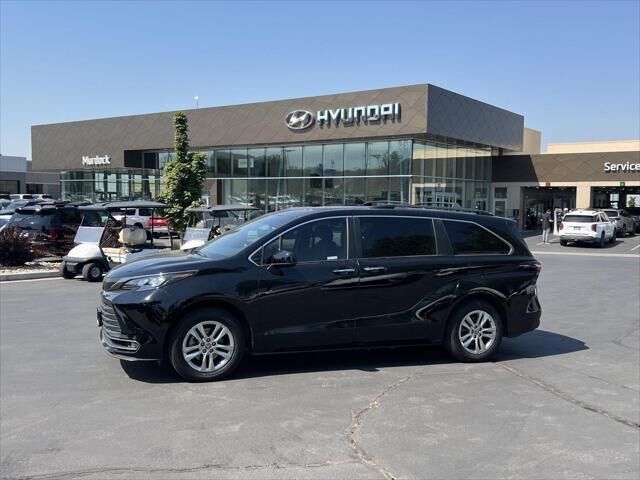 2023 Toyota Sienna Woodland Edition