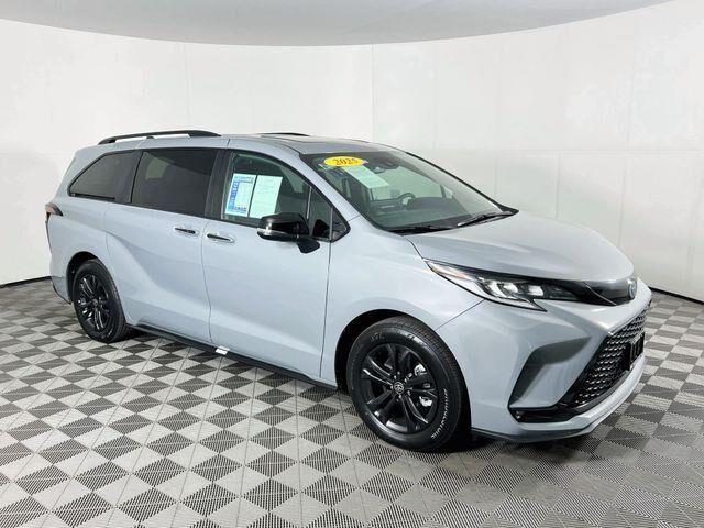 2025 Toyota Sienna Woodland Edition — photo 1 of 18