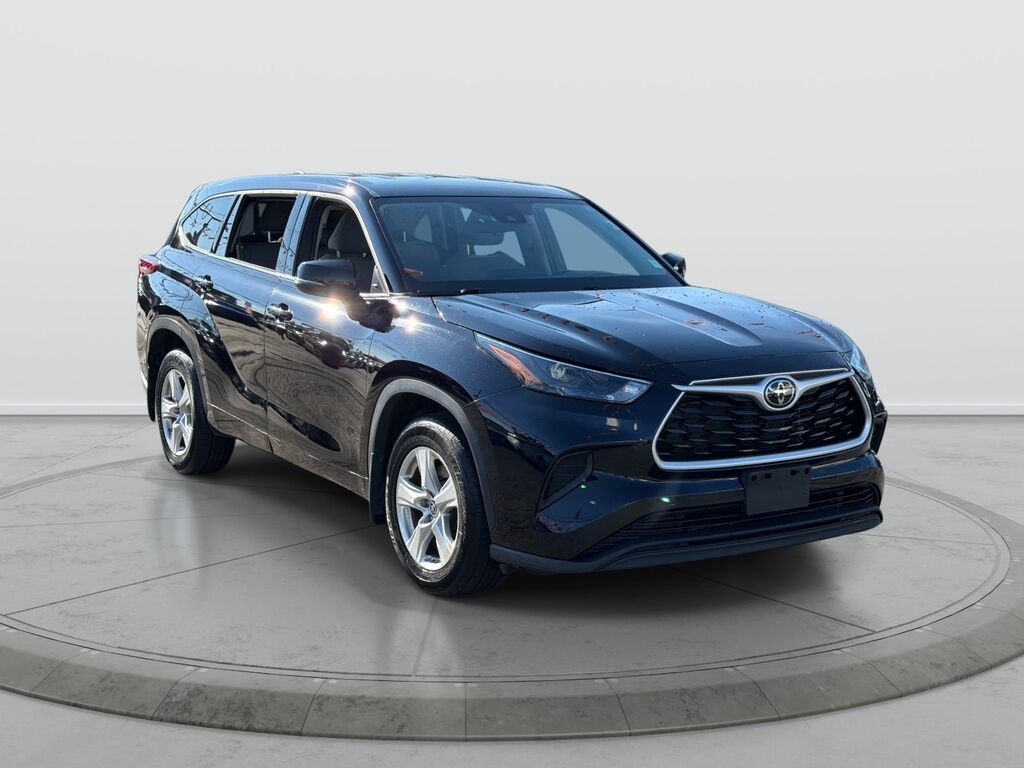 2022 Toyota Highlander L — photo 1 of 10