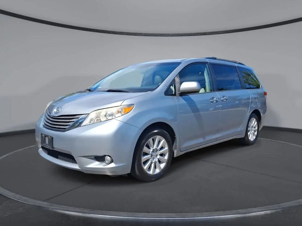 2013 Toyota Sienna XLE 7-Passenger — photo 1 of 26